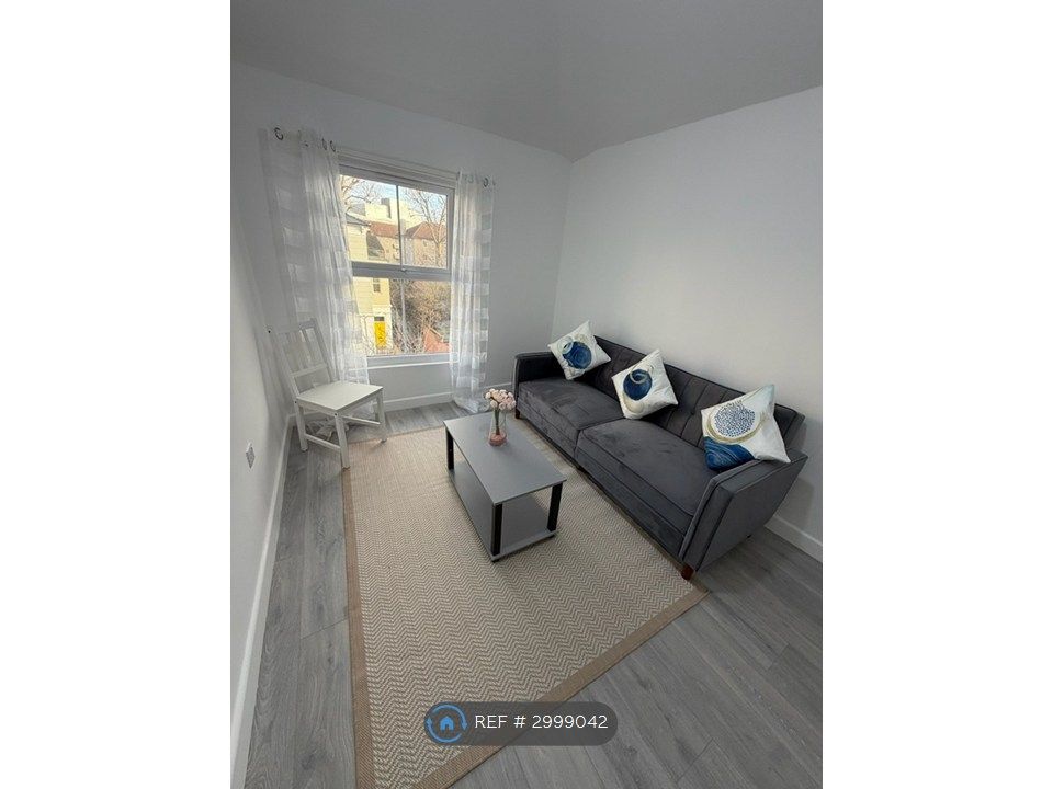 Property photo 3 of 9 Living Room