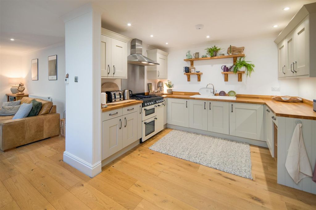 Property photo 3 of 34 Bespoke Kitchen