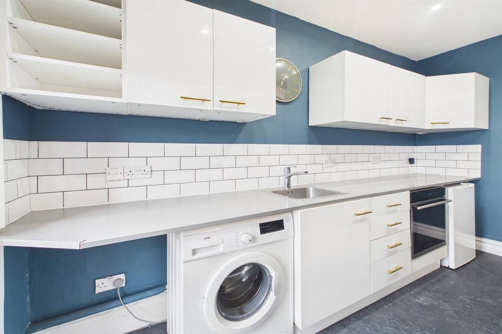 Property photo 3 of 17 Kitchen