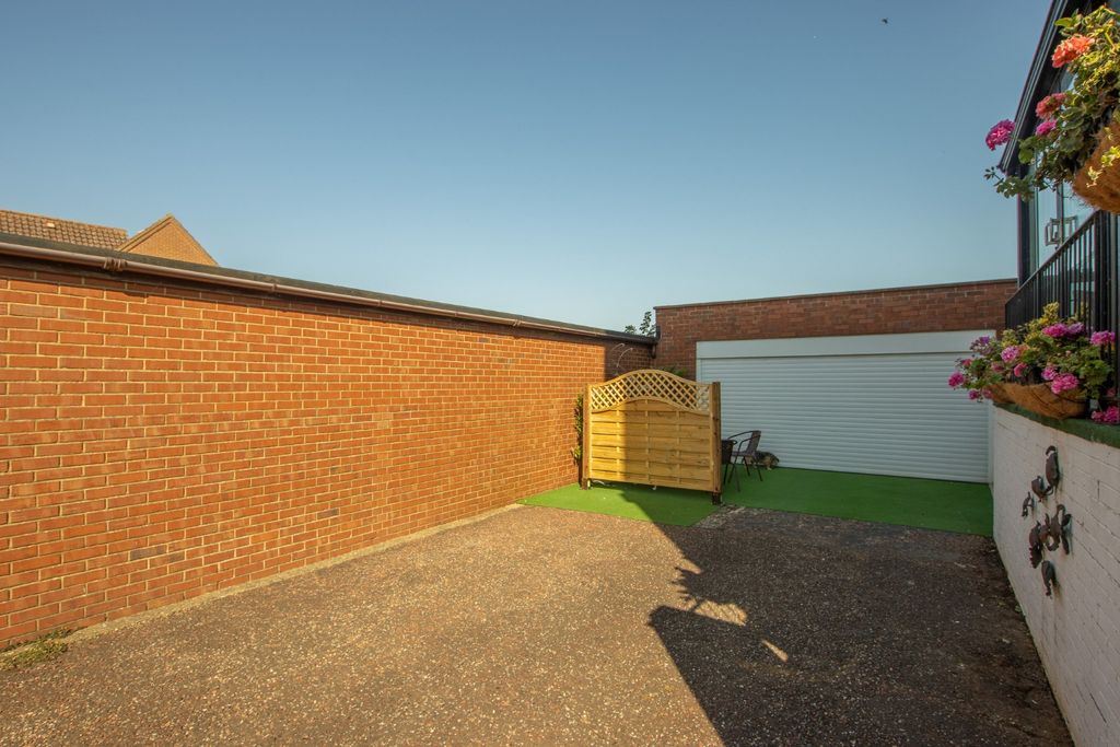 Property photo 3 of 16 4437437