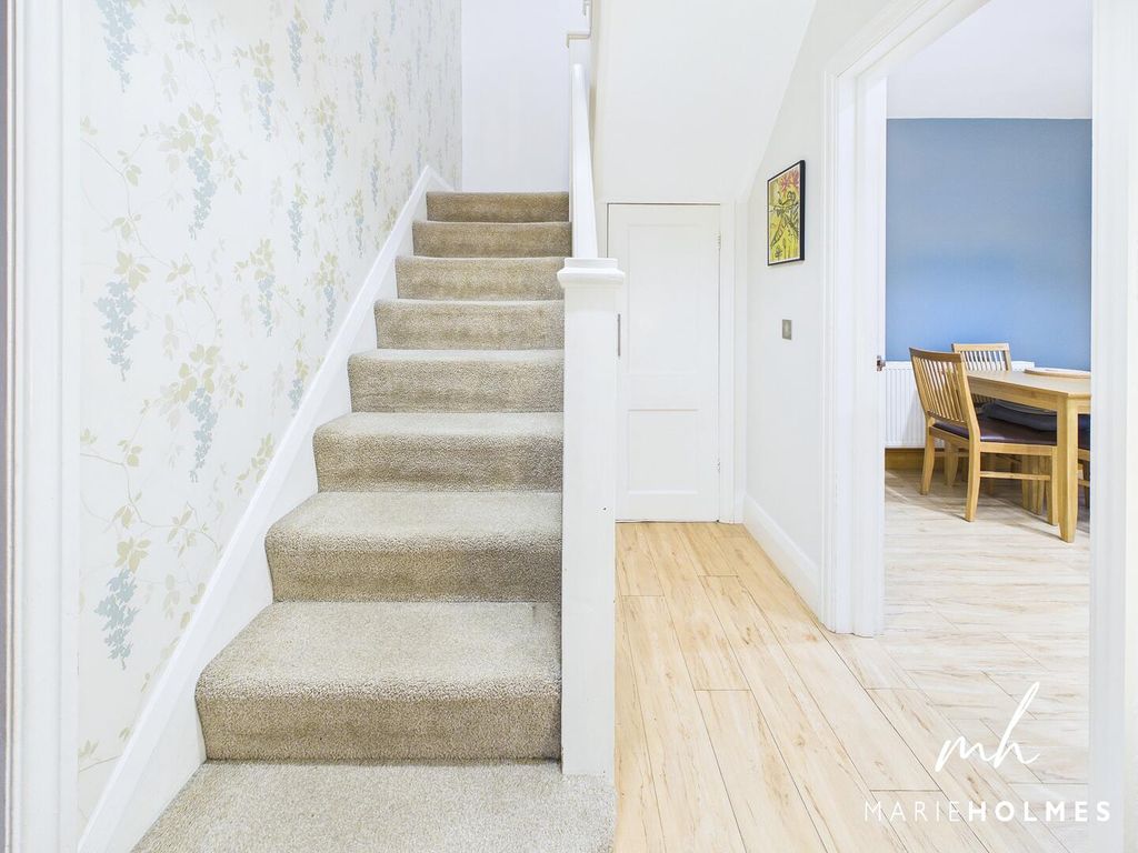 Property photo 2 of 19 Hallway