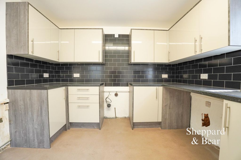 Property photo 3 of 22 Kitchen