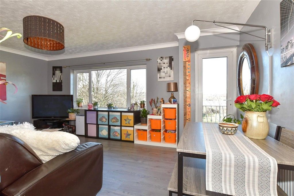 Property photo 3 of 7 Lounge