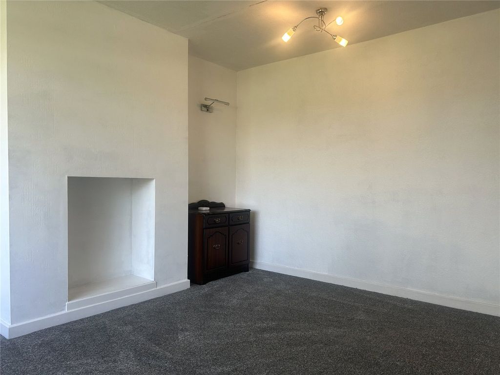 Property photo 3 of 16 Lounge