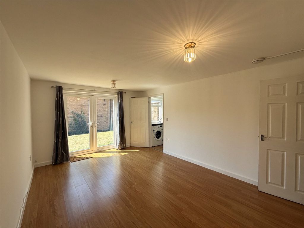 Property photo 3 of 14 Lounge