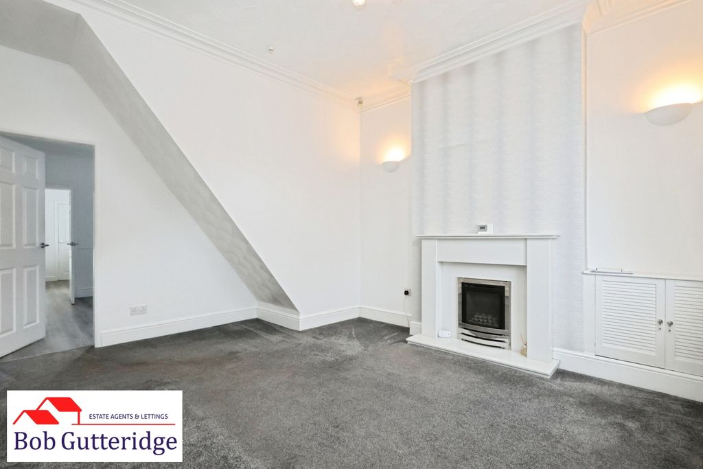 Property photo 3 of 16 Lounge