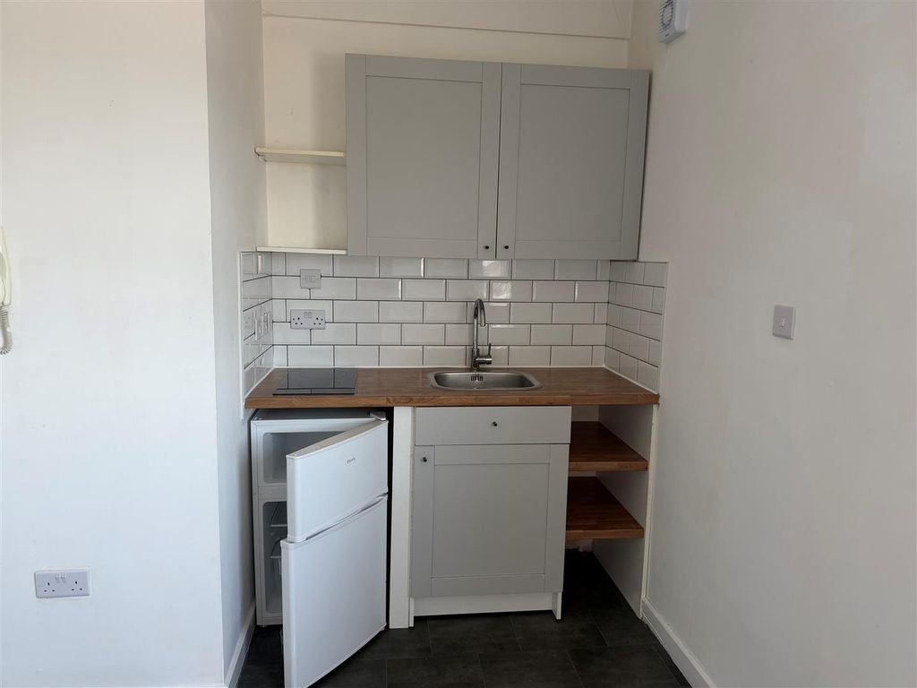 Property photo 2 of 5 Kitchenette.Jpg