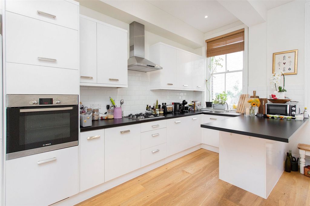 Property photo 2 of 7 Kitchen