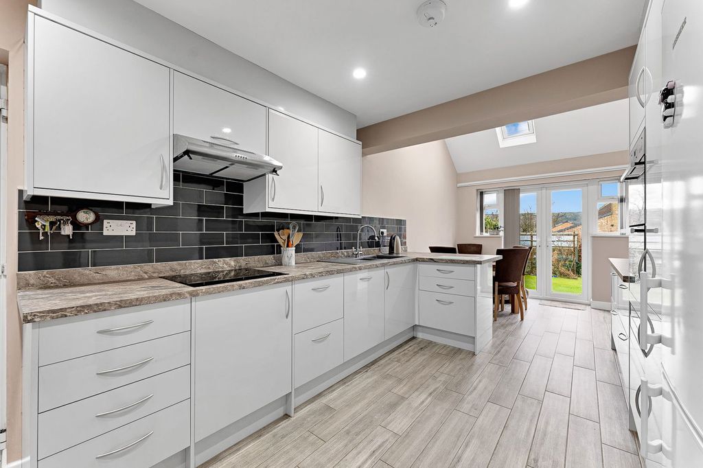 Property photo 2 of 27