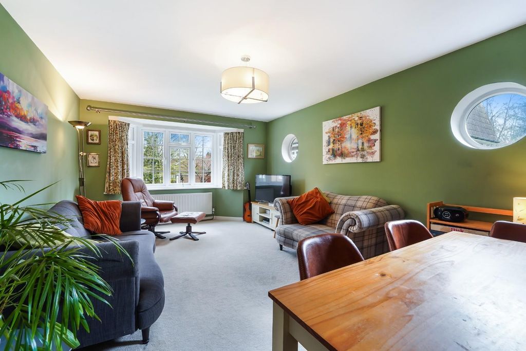 Property photo 2 of 16 Downs Lodge Court