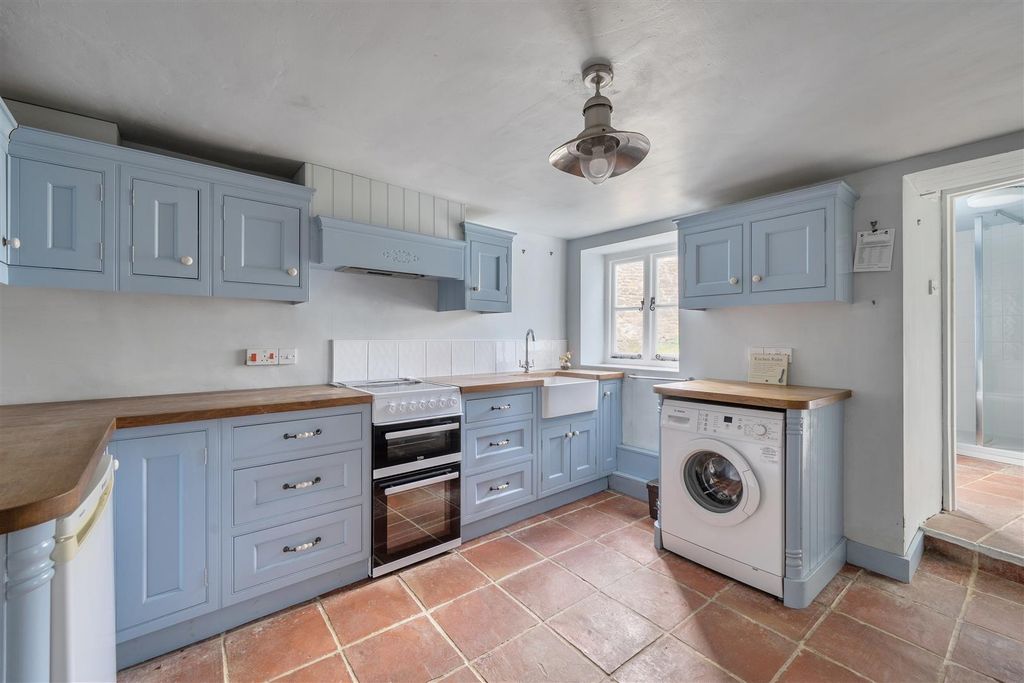 Property photo 3 of 14 Kitchen