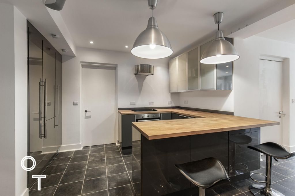 Property photo 3 of 7 Kitchen