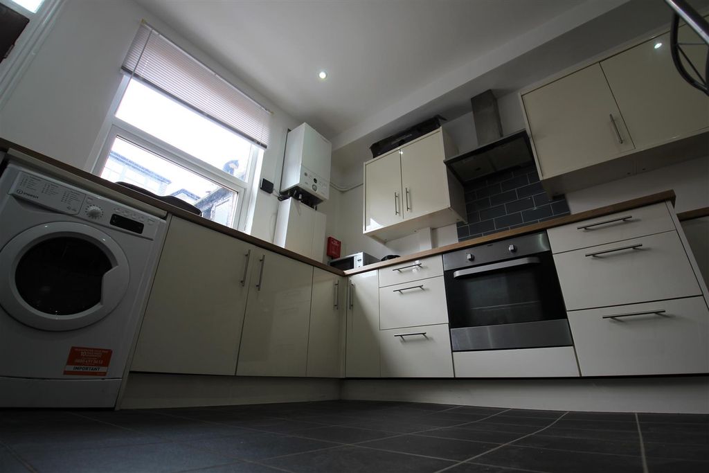 Property photo 3 of 10 Kitchen.Jpg
