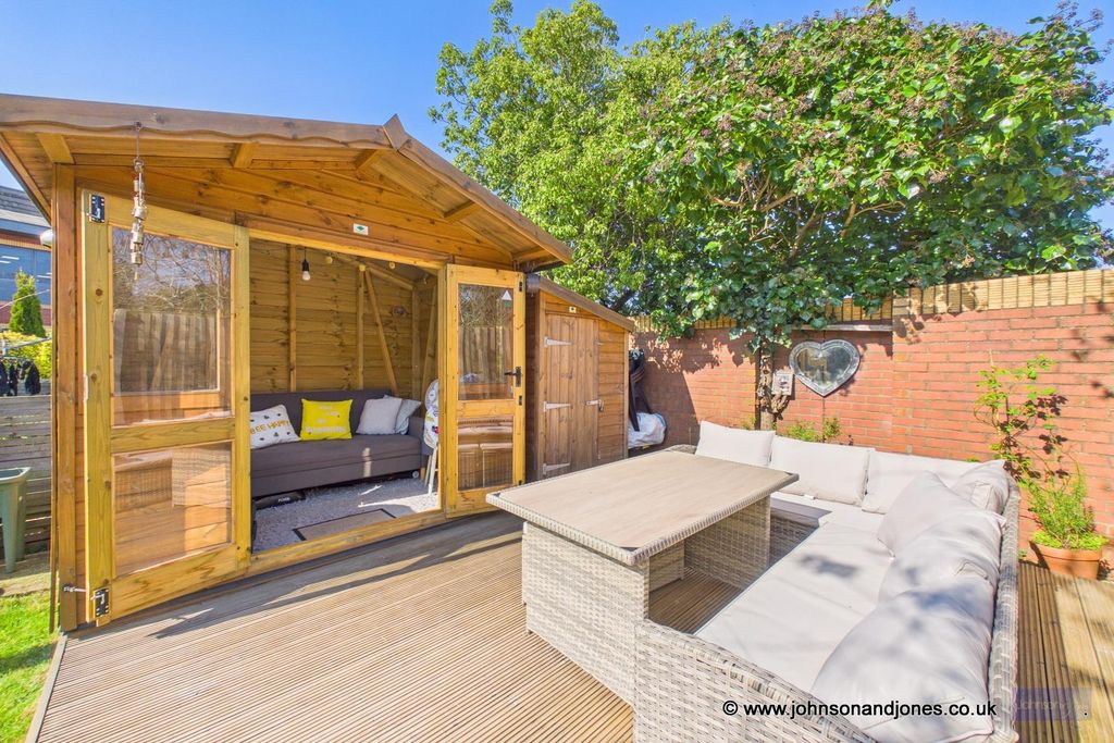 Property photo 2 of 17 2 Decking.Jpg