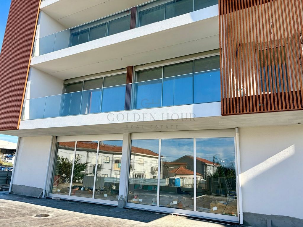Property photo 1 of 17 260 Sqm Commercial Space In Madalena With Private Patio