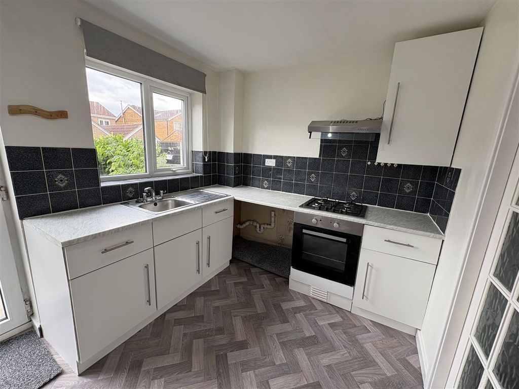 Property photo 2 of 10 Kitchen