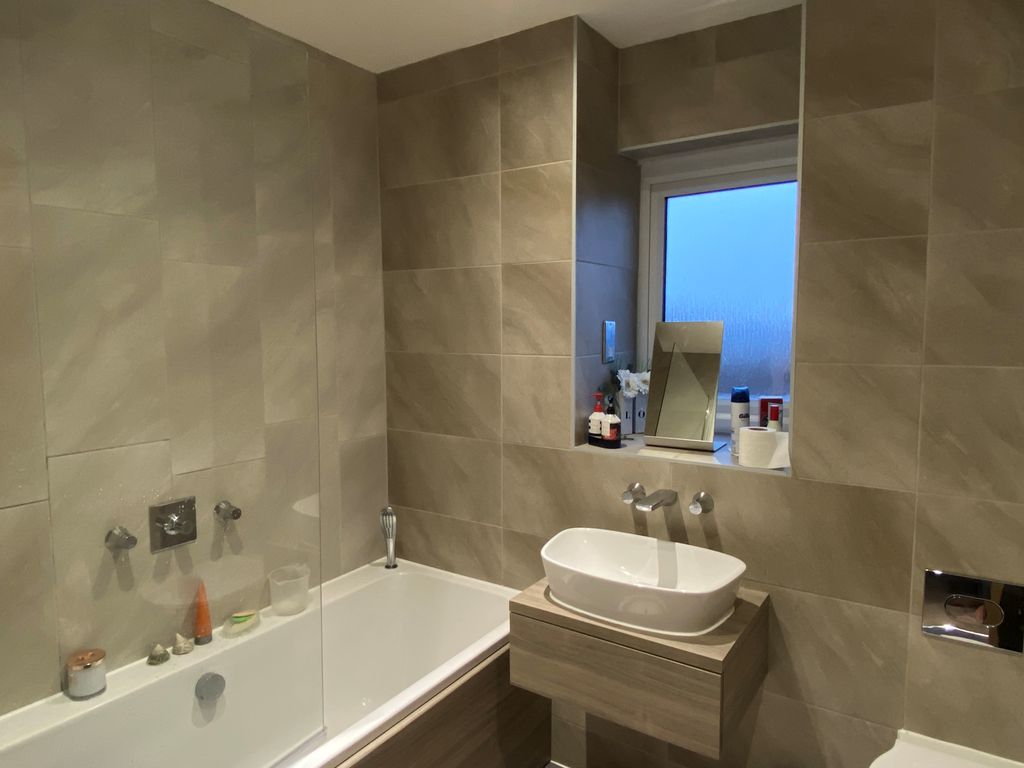 Property photo 2 of 11 Family Bathroom