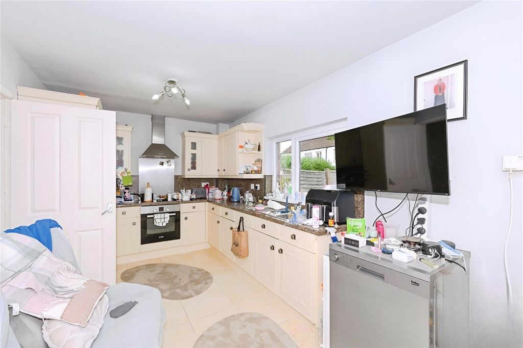 Property photo 2 of 11 Kitchen