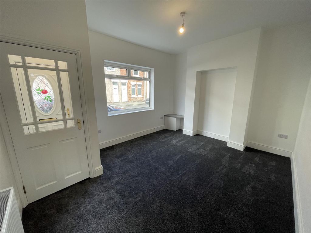 Property photo 2 of 15 Lounge