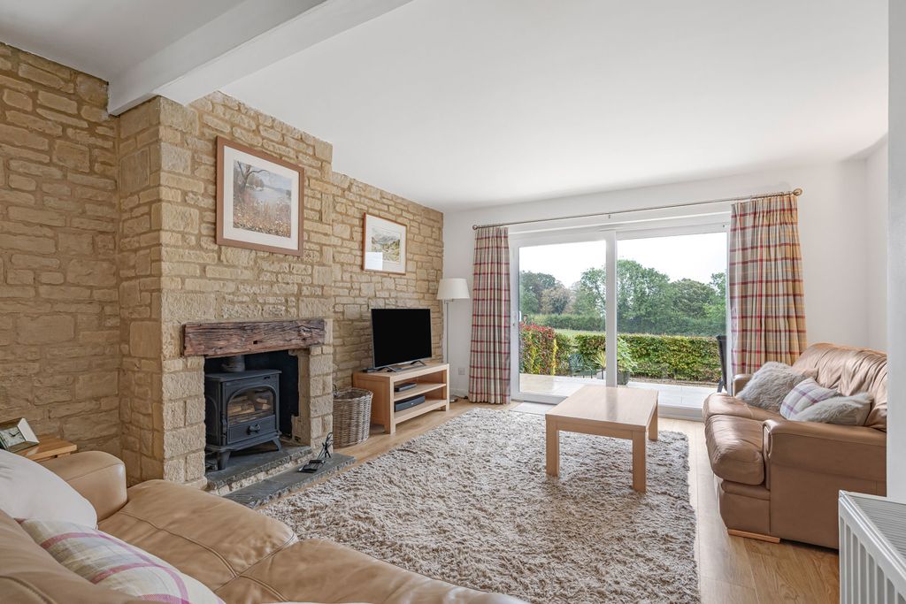 Property photo 2 of 21 Sitting Room