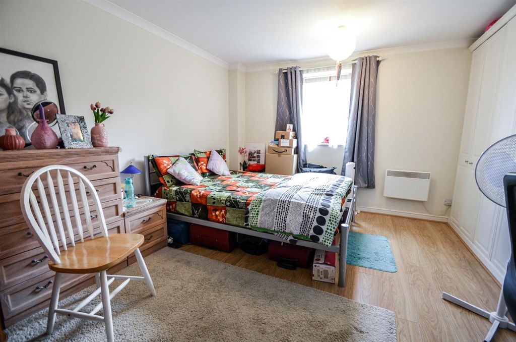 Property photo 3 of 8 Meridian Place