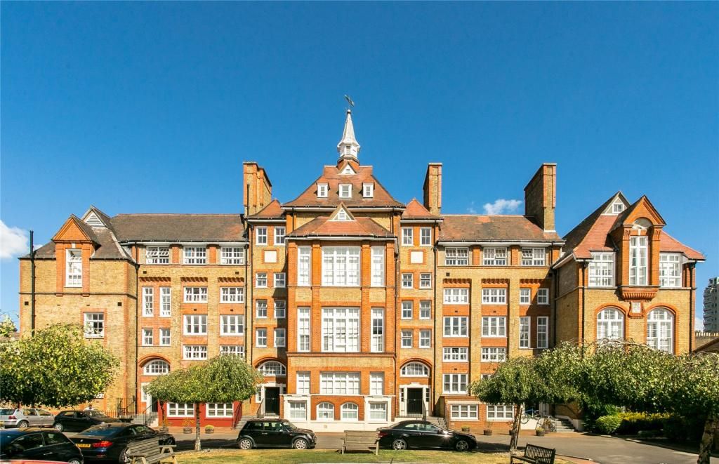 Property photo 1 of 1 A Stunning One Bedroom Flat Located On The First Floor Of A Lovely Building Situated Within A Gated Development That Is Minutes Away From Clapham High Street.