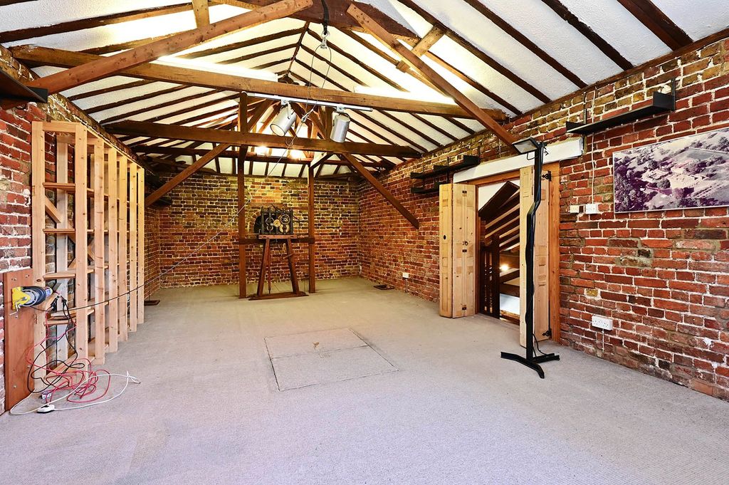 Property photo 3 of 33 Picture No. 27
