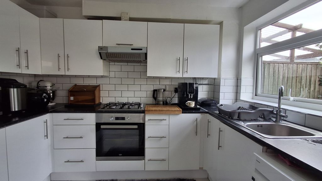 Property photo 3 of 12 Kitchen