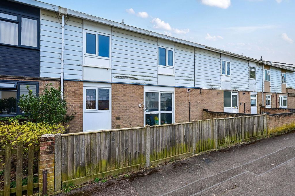 Property photo 1 of 14 Fountains Close