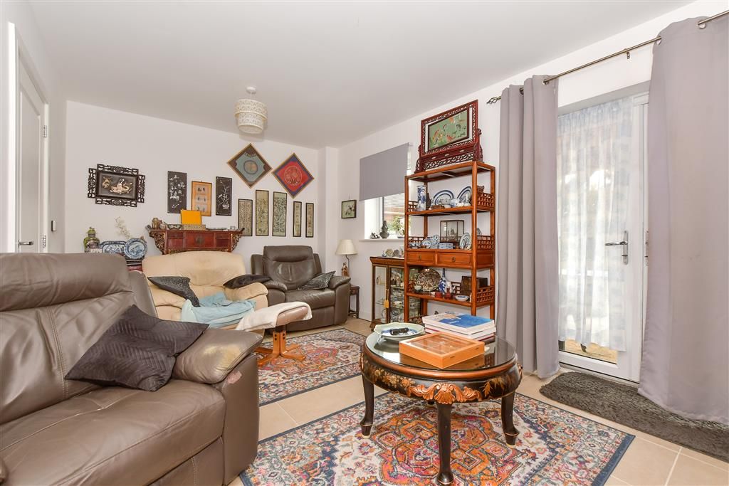 Property photo 3 of 10 Lounge