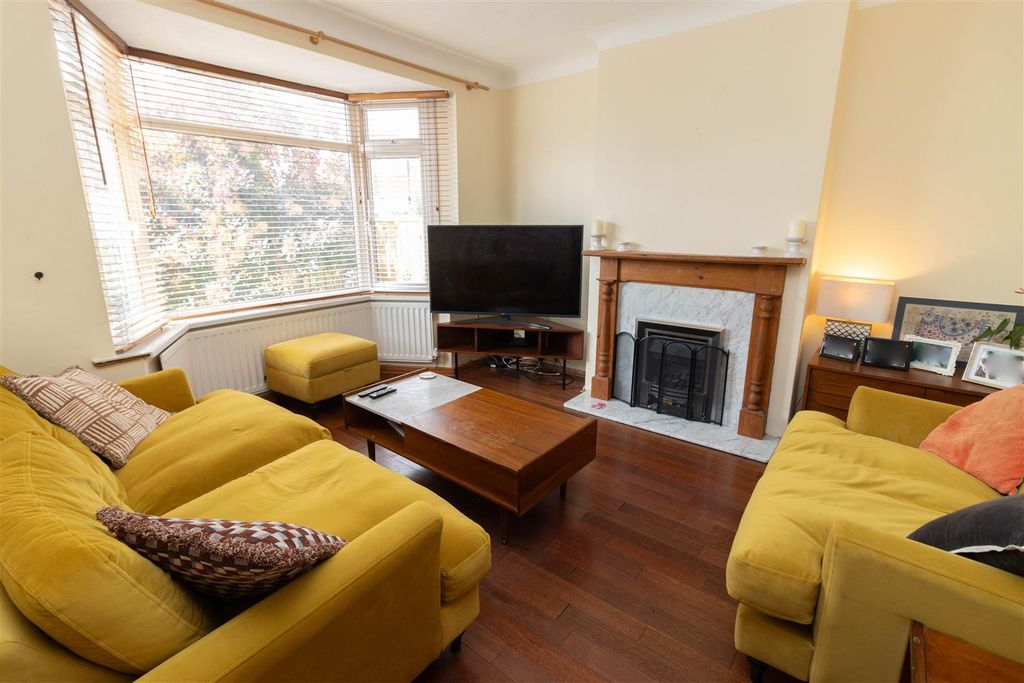 Property photo 2 of 17 Lounge