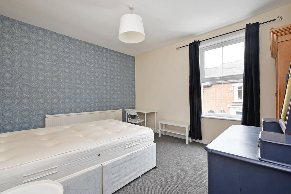Property photo 3 of 10 Bright And Clean Double Bedroom Featuring A Large ...