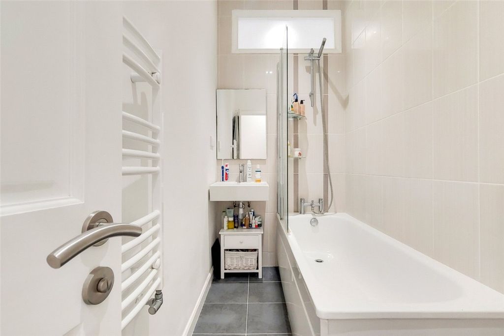 Property photo 2 of 9 Bathroom