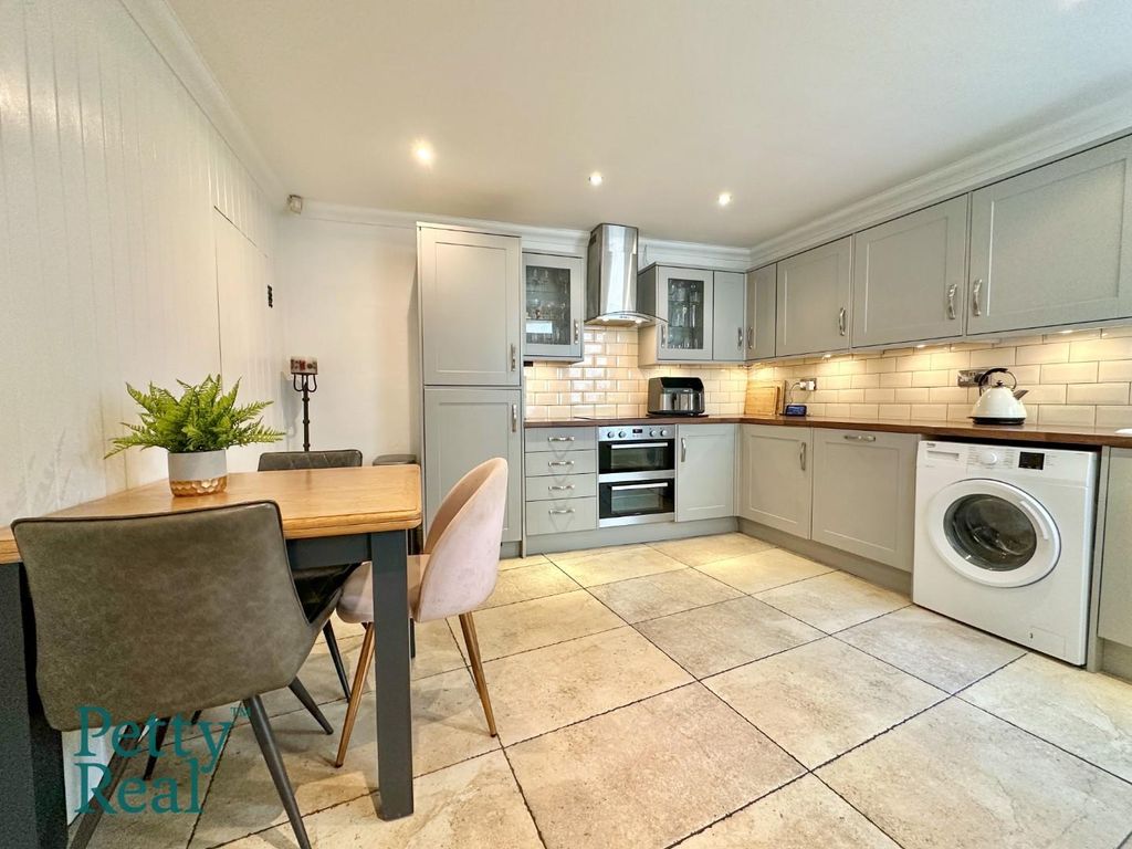 Property photo 2 of 19 7Ac198Fd-065F-4978-B287-4693CC565F70.Jpeg