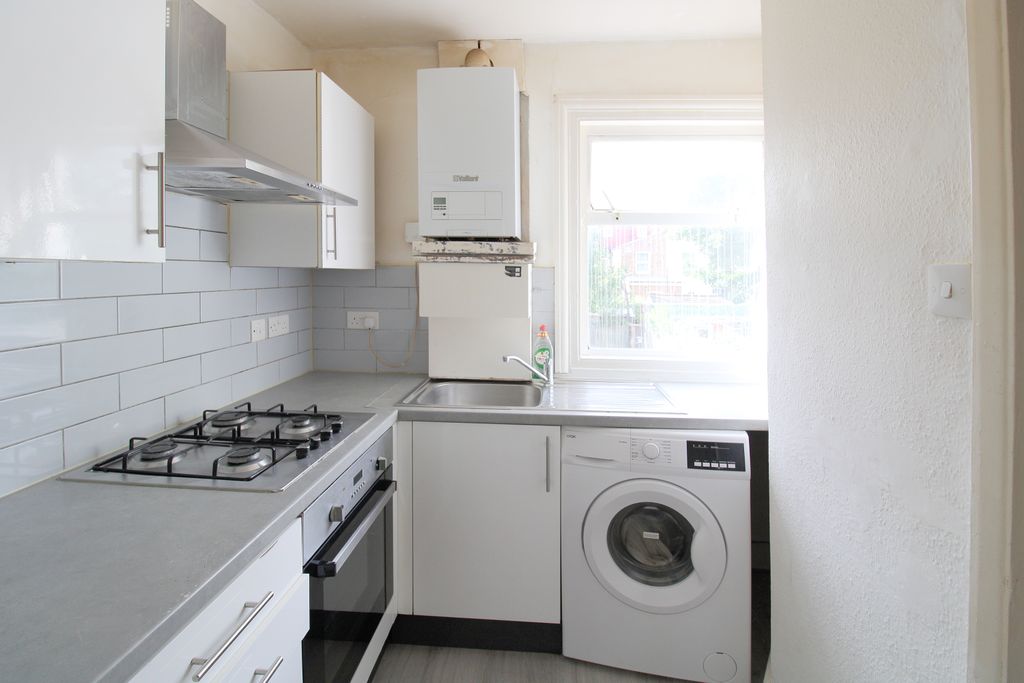 Property photo 3 of 6 Kitchen