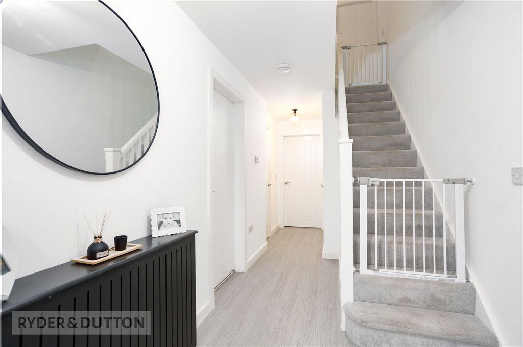 Property photo 3 of 28 Entrance Hall