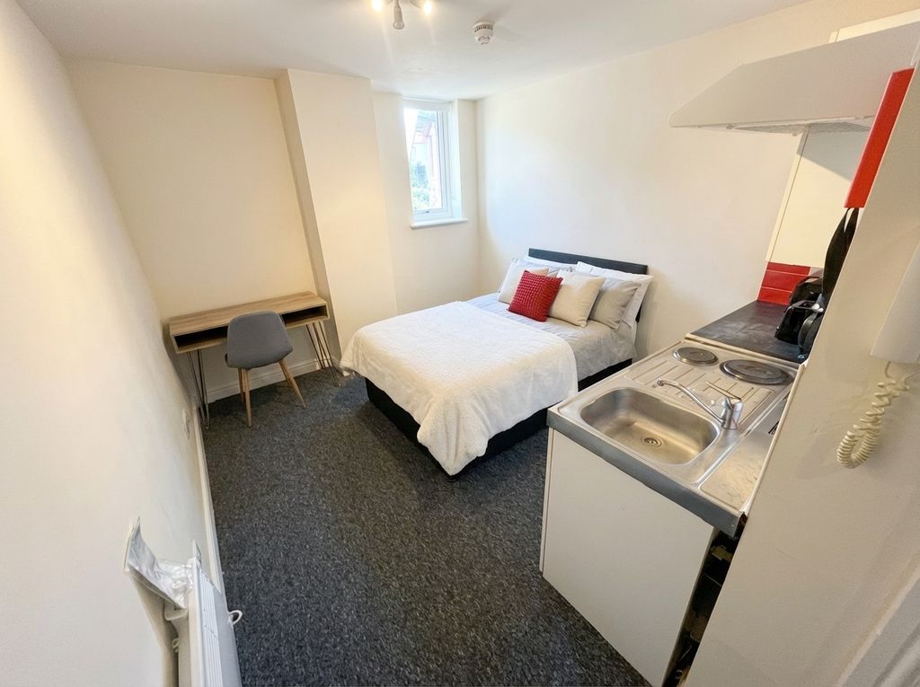 Property photo 1 of 5 Bright Studio With Study Desk And Comfy Bed...