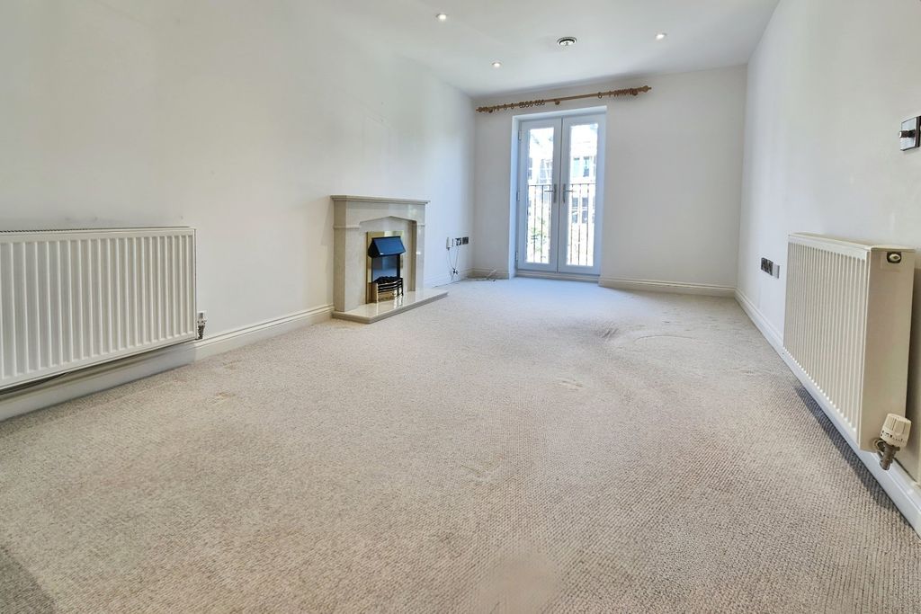 Property photo 3 of 10 Living Room