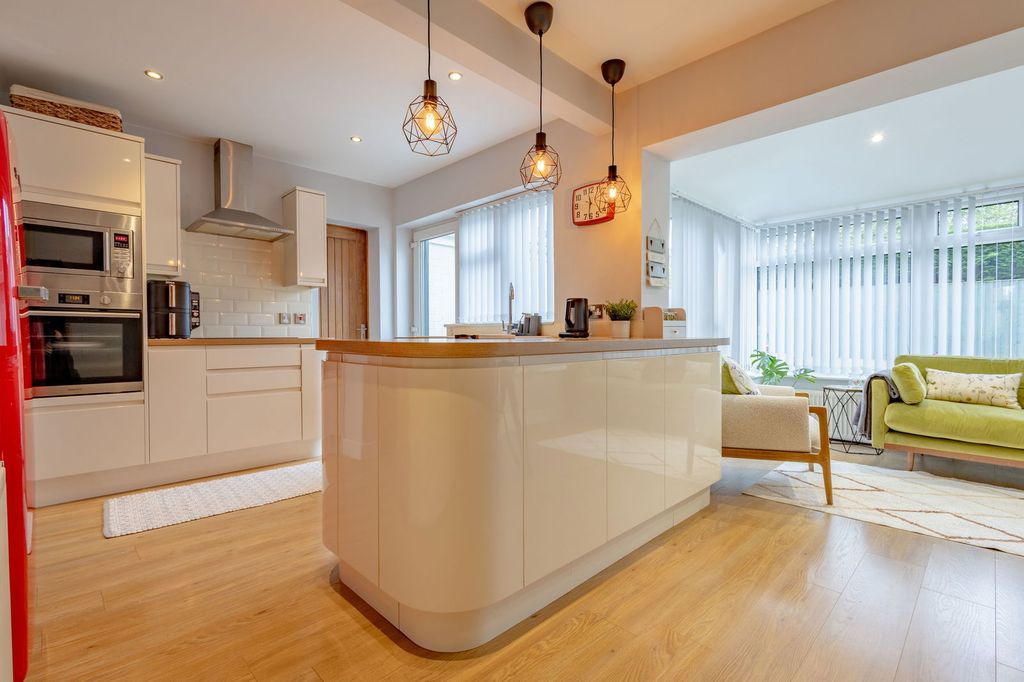 Property photo 2 of 30