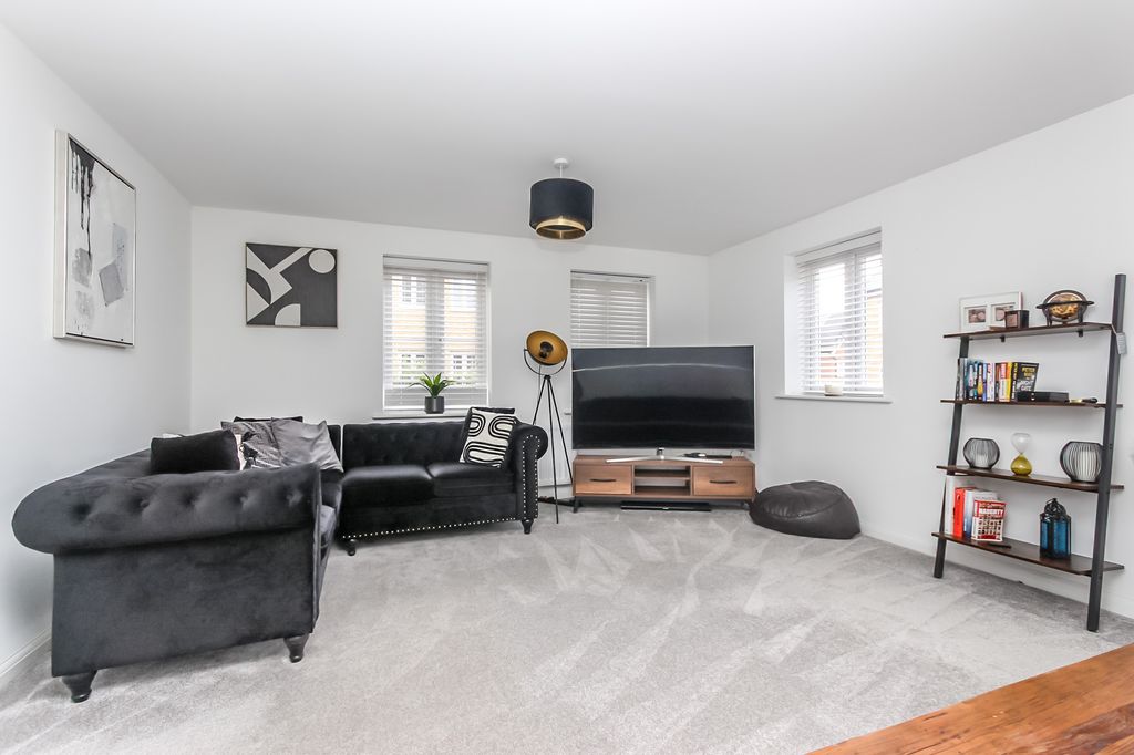 Property photo 3 of 17 Lounge