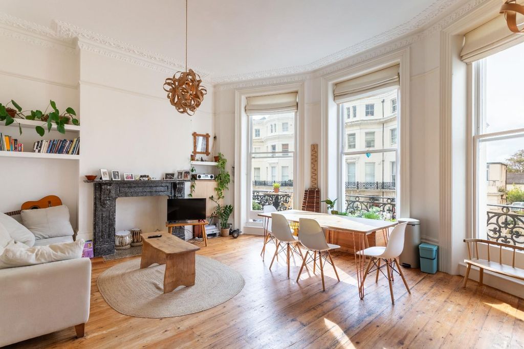 Property photo 3 of 17 St Aubyns Court-11.Jpg