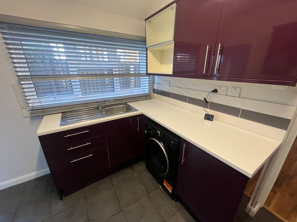 Property photo 3 of 10 Kitchen
