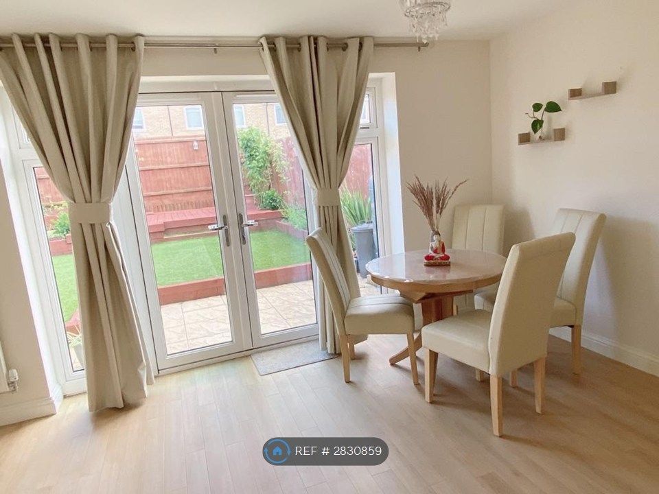 Property photo 2 of 11 Living-Room