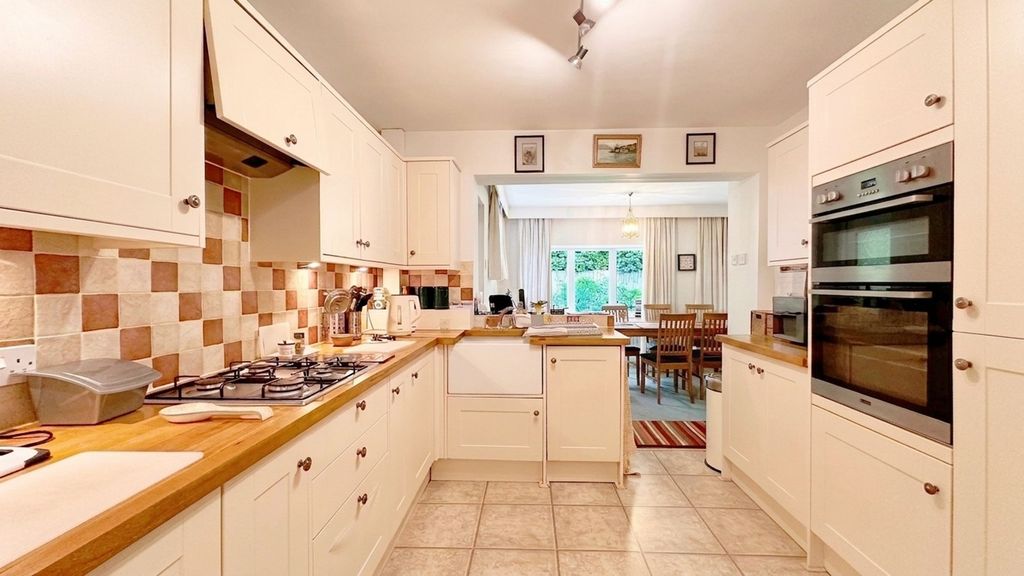Property photo 3 of 28 Kitchen