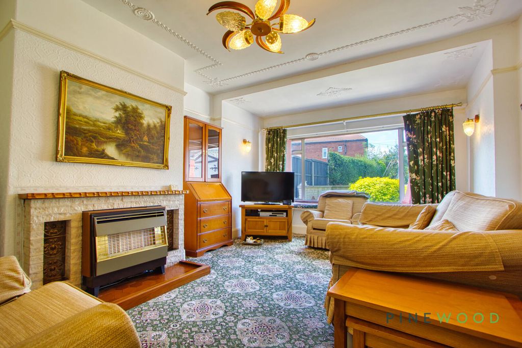 Property photo 3 of 27 Lounge