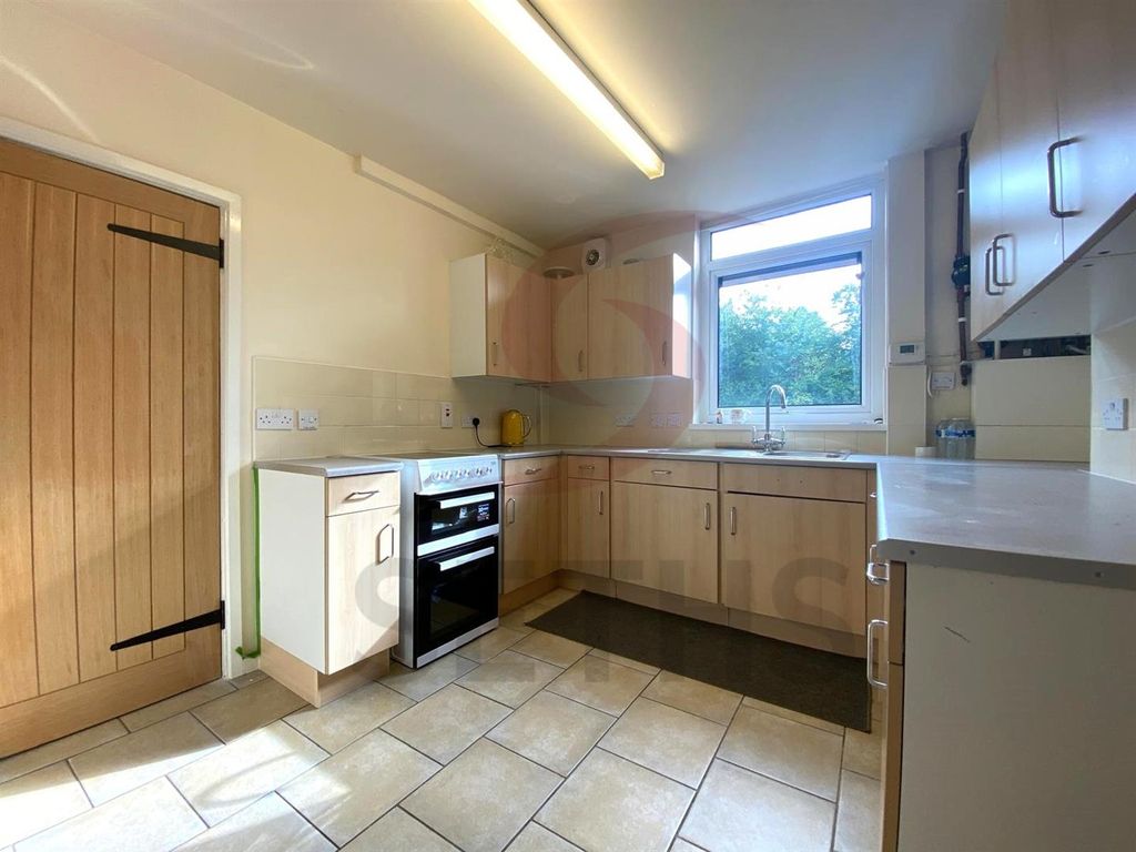 Property photo 3 of 10 Kitchen