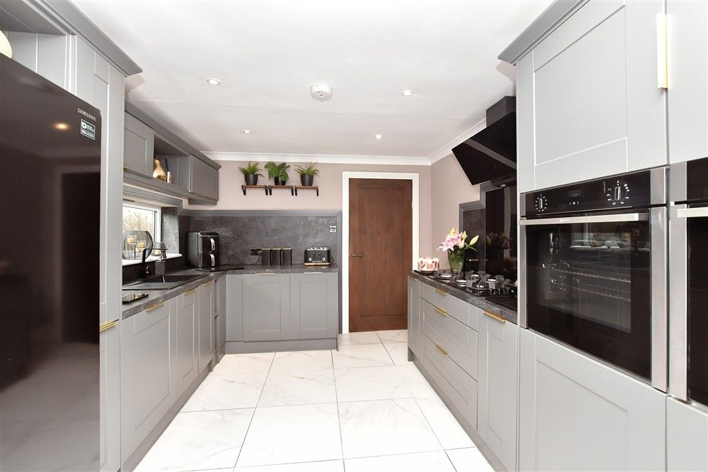 Property photo 2 of 19 Kitchen