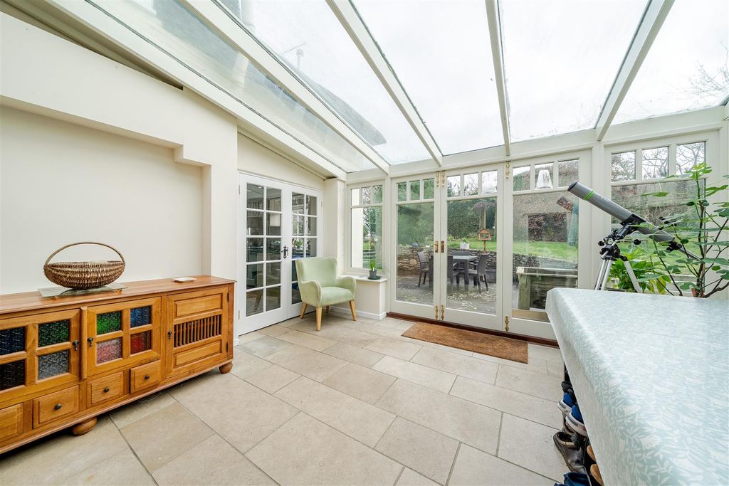 Property photo 3 of 18 Conservatory