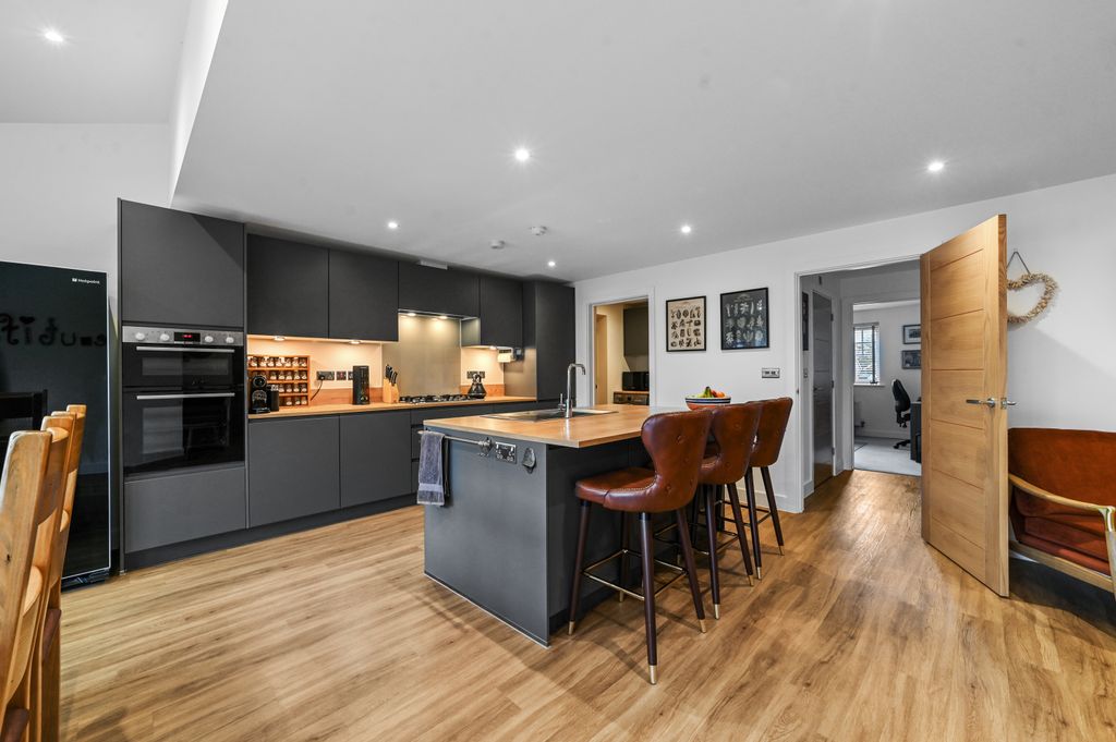 Property photo 3 of 40 Tye Green Kitchen 4