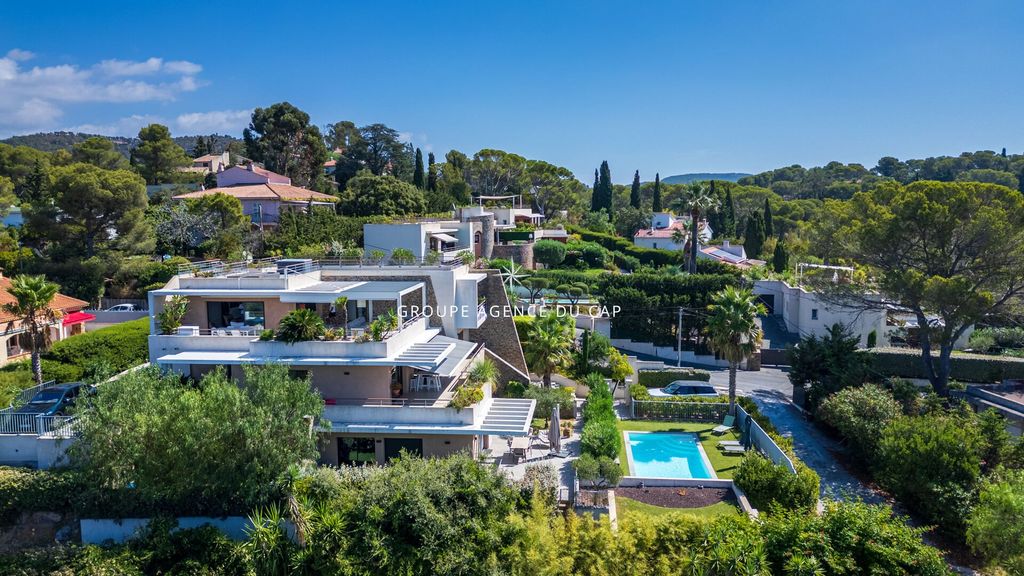 Property photo 1 of 18 Apartment Villa Roof 5 Rooms Panoramic Sea View Terrace Solarium Jacuzzi Pool Garage Beach And Shops Within Walking Distance In Saint-Raphaël Boulouris